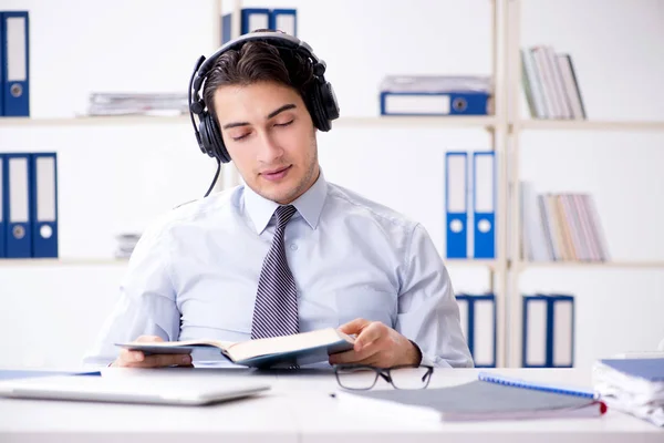 Operatore di call center che parla con il cliente in diretta — Foto Stock