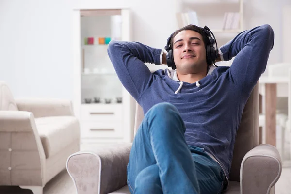 Jongeman die thuis naar muziek luistert — Stockfoto