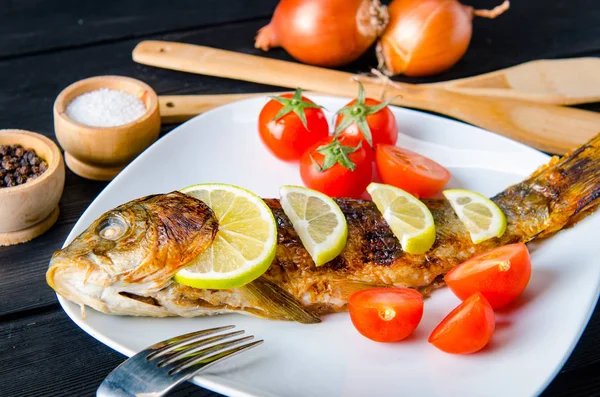 Pescado frito servido en el plato — Foto de Stock