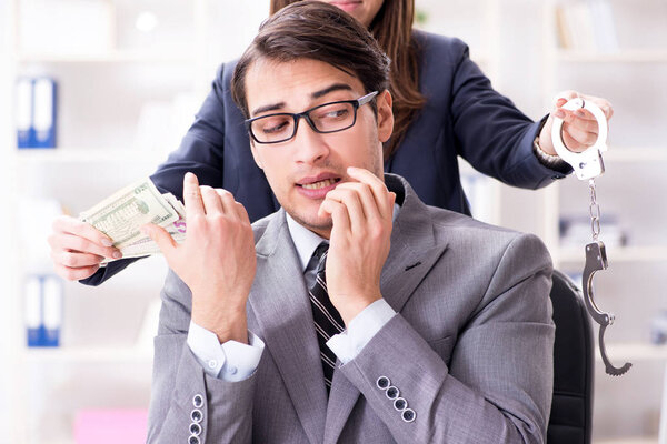 Бизнесмену предложили взятку за нарушение закона