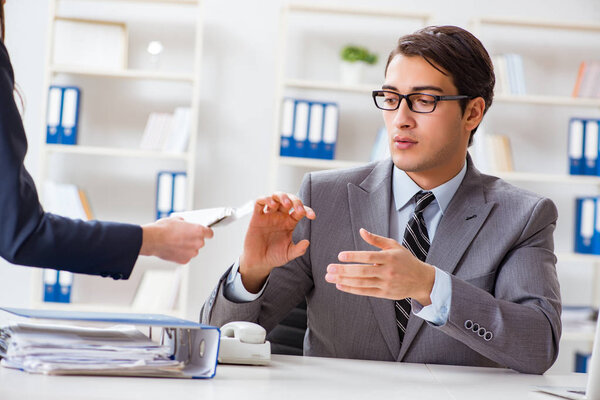 Бизнесмену предложили взятку за нарушение закона