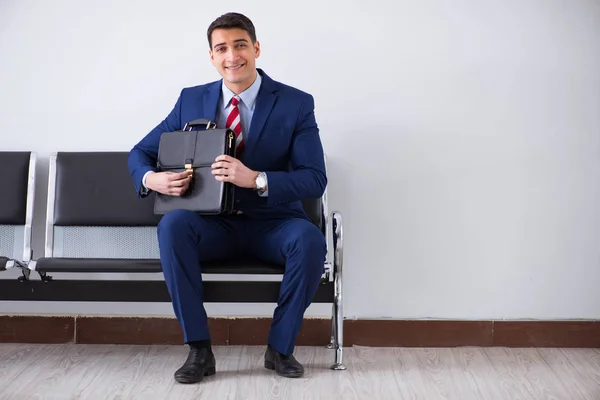 Homem a embarcar na sala de estar do aeroporto — Fotografia de Stock