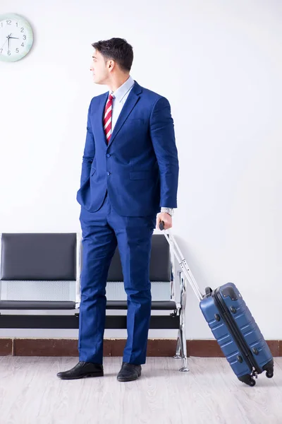 Man wairing aan boord in de luchthaven lounge kamer — Stockfoto