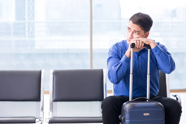 Homem a embarcar na sala de estar do aeroporto — Fotografia de Stock