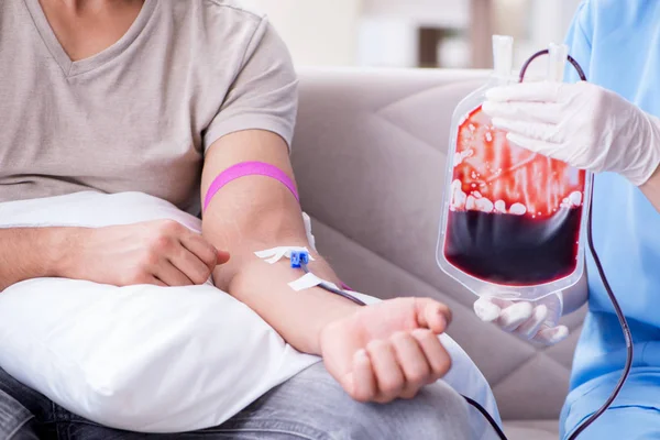 Patient getting blood transfusion in hospital clinic — Stock Photo, Image