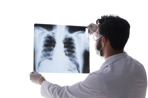 Młody lekarz patrząc na zdjęcia rentgenowskie wyizolowane na białym — Zdjęcie stockowe