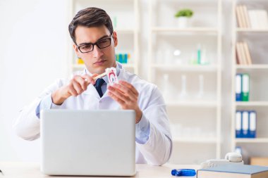 Diş hekimliği hastanesinde çalışan genç bir dişçi.