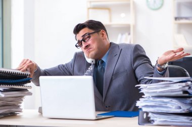 Çağrı merkezindeki masasında yorgun, umutsuz bir çalışan.