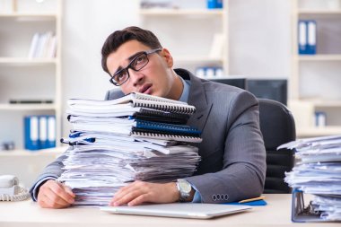 Fazla mesai, evrak işi yükü altında.