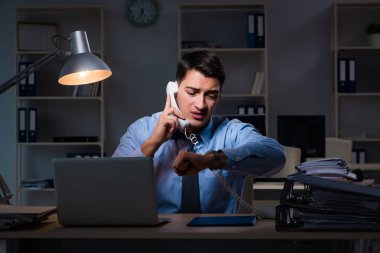 Çalışanların gece geç saatlere kadar çalışması önemli bir haberdir.