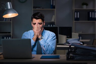 Çalışanların gece geç saatlere kadar çalışması önemli bir haberdir.