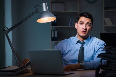 Çalışanların gece geç saatlere kadar çalışması önemli bir haberdir.