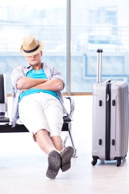 Genç adam yaz tatili için seyahat ediyor.