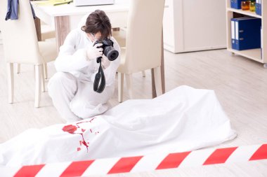 Adli tıp dedektifi suç mahallinde.