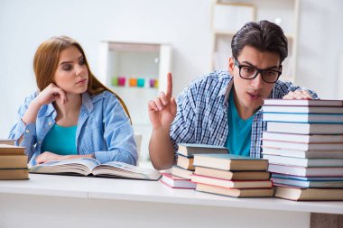 Üniversite sınavlarına çalışan iki öğrenci.