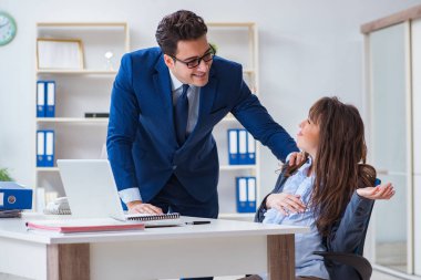 Hamile kadın ofiste debeleniyor ve iş arkadaşı oluyor.