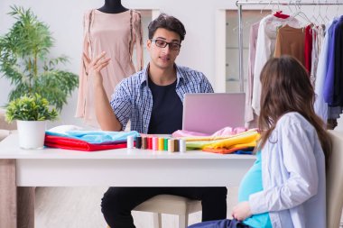 Hamile kadın yeni kıyafet için terziye gidiyor.