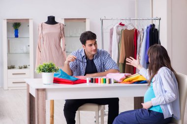 Hamile kadın yeni kıyafet için terziye gidiyor.