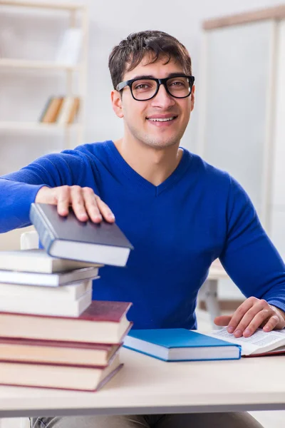 Manlig student förbereder sig för tentor i universitetsbiblioteket — Stockfoto