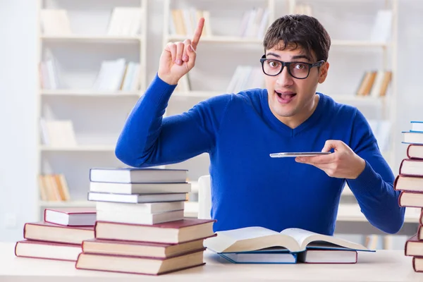 Erkek öğrenci üniversite kütüphanesinde sınava hazırlanıyor. — Stok fotoğraf