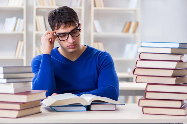 Étudiant se préparant aux examens à la bibliothèque du collège — Photo