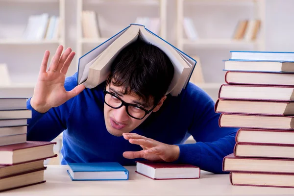 Männlicher Student bereitet sich in College-Bibliothek auf Prüfungen vor — Stockfoto