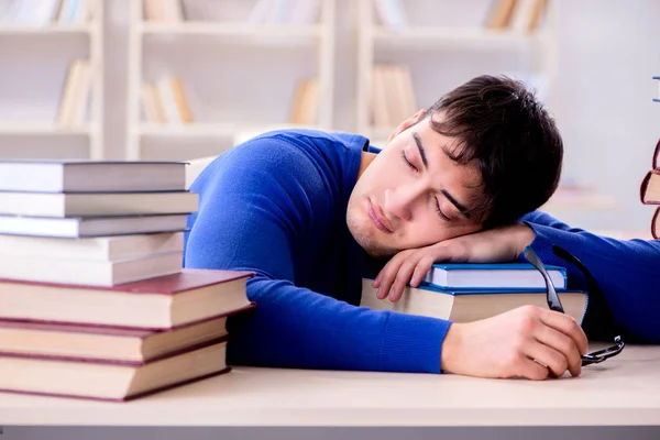 Estudante do sexo masculino se preparando para exames na biblioteca da faculdade — Fotografia de Stock