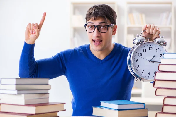 Manlig student förbereder sig för tentor i universitetsbiblioteket — Stockfoto