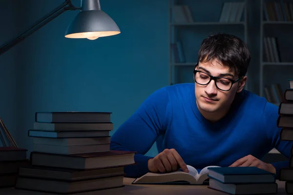 Student bereitet sich spät in der Nacht in Bibliothek auf Prüfungen vor — Stockfoto