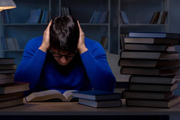 Student preparing for exams late at night in library — Stock Photo, Image
