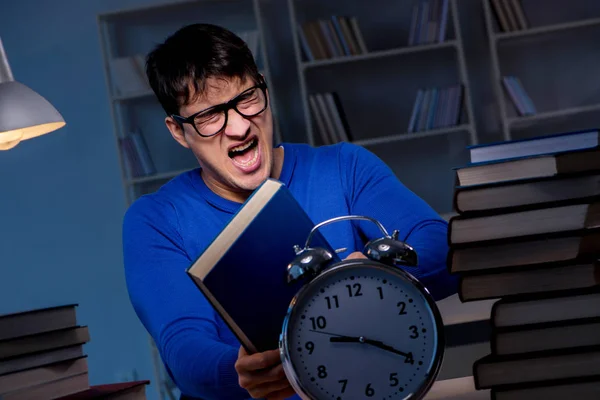 Étudiant se préparant aux examens tard le soir à la bibliothèque — Photo