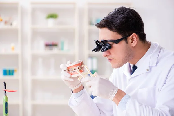 Jovem dentista que trabalha no hospital de odontologia — Fotografia de Stock