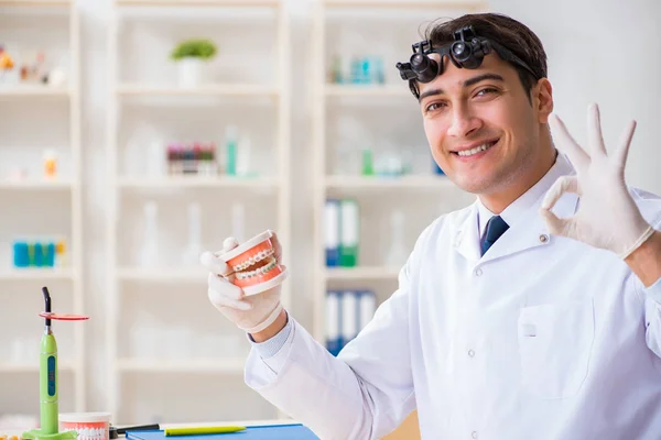 Young dentist working in the dentistry hospital — Stock Photo, Image