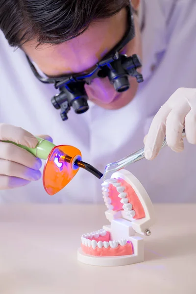 Young dentist working in the dentistry hospital — Stock Photo, Image