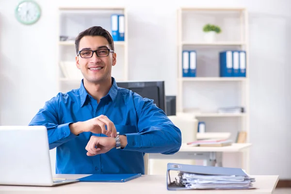 Knappe zakenman werknemer zit aan zijn bureau in kantoor — Stockfoto