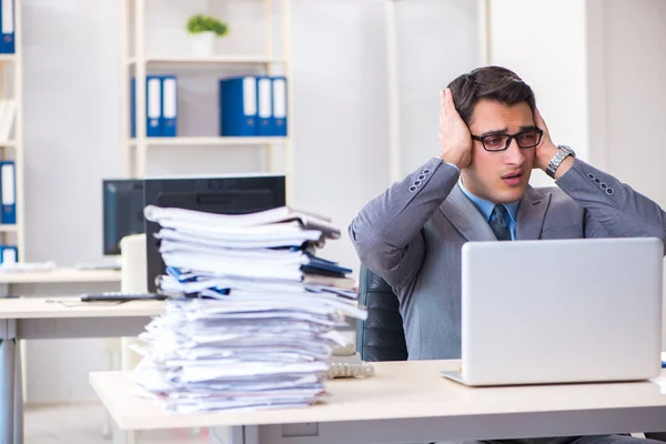 Sobrecargado con el empleado de trabajo bajo carga de papeleo — Foto de Stock