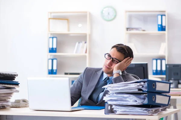 Överbelastad med arbete anställd under pappersarbete — Stockfoto