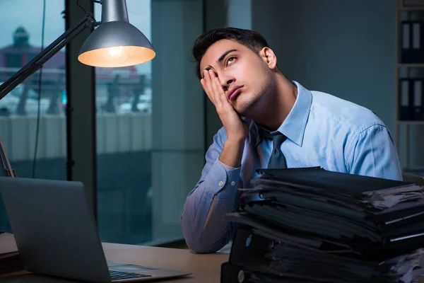 Empregado que trabalha até tarde da noite em relatório importante — Fotografia de Stock