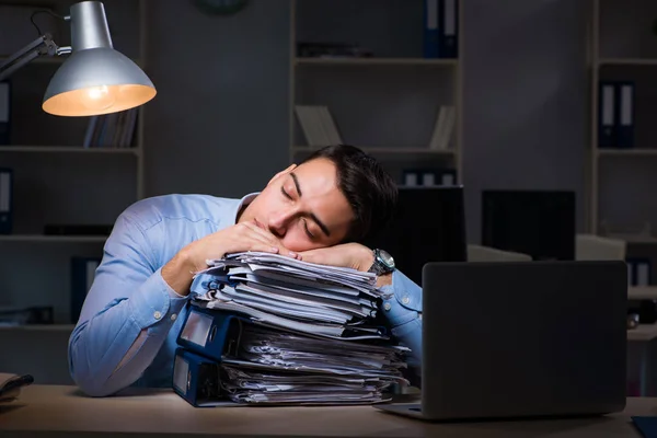 Empregado que trabalha até tarde da noite em relatório importante — Fotografia de Stock