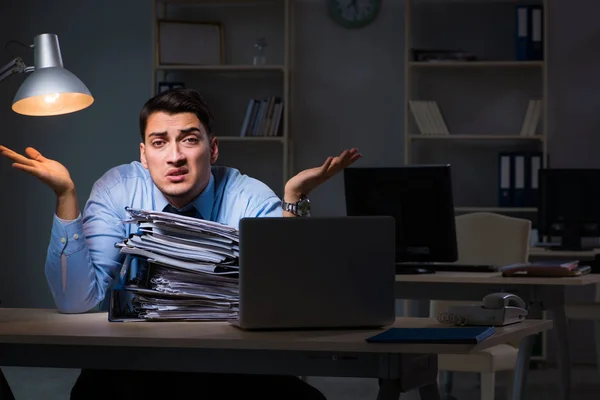 Empleado que trabaja hasta tarde en la noche en informe importante — Foto de Stock