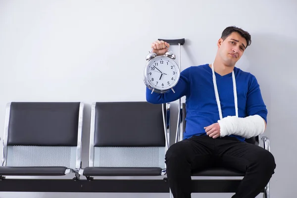 Hombre desesperado esperando su cita en el hospital con la fractura — Foto de Stock