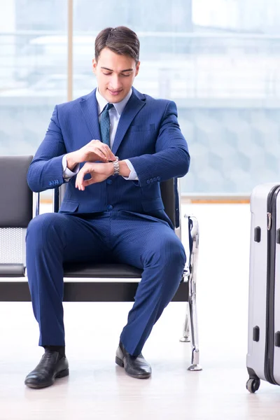 İş adamı havaalanında uçağını bekliyor. — Stok fotoğraf
