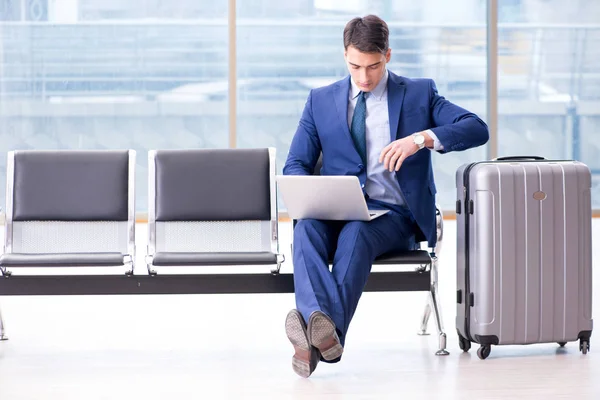 Empresário esperando no aeroporto para seu avião em negócios cla — Fotografia de Stock