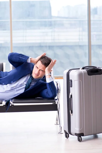 Biznesmen czeka na lotnisku na swój samolot w biznesie cla — Zdjęcie stockowe