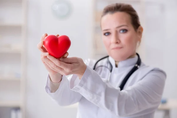 Cardiólogo con corazón rojo en concepto médico —  Fotos de Stock