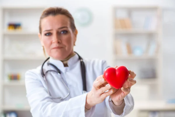 Kardiolog z czerwonym sercem w koncepcji medycznej — Zdjęcie stockowe
