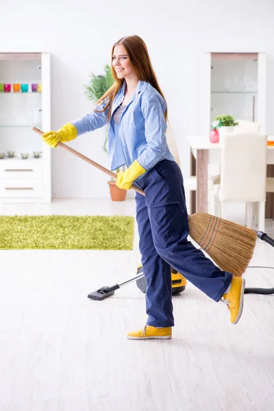 Giovane donna pulizia pavimento a casa facendo faccende domestiche — Foto Stock