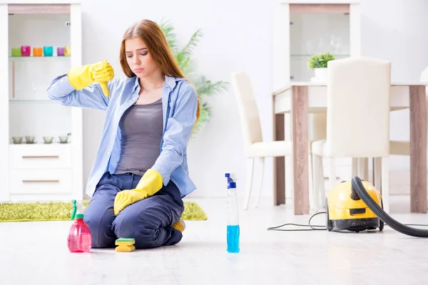 Mujer joven limpiando piso en casa haciendo tareas — Foto de Stock
