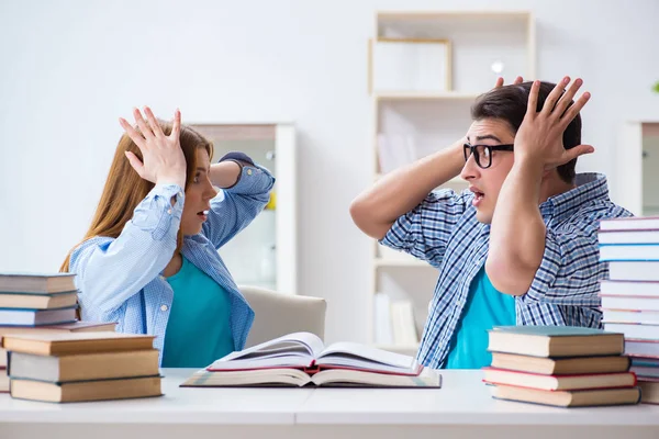 Pareja de estudiantes que estudian para exámenes universitarios — Foto de Stock