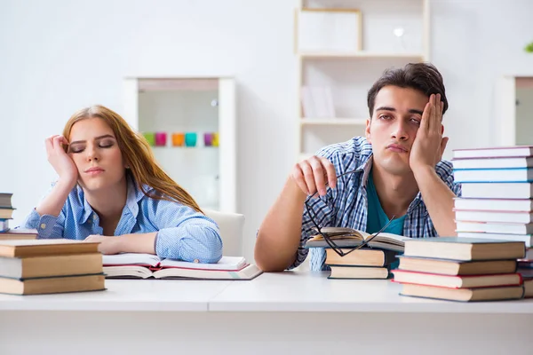 Par de estudantes que estudam para exames universitários — Fotografia de Stock